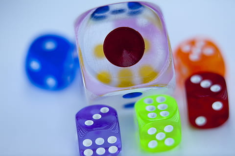 noppa, numerot, noppapeli, neliö-, pelit, studio ammuttu, lähikuva, terveydenhuolto ja lääketiede, sininen, ei ihmisiä, sisällä, vaihtelu, lääketiede, monivärinen, pilleri, valinta, annos, ryhmä kohteita, tiede, asetelma, kapseli, värillinen tausta, keskittyä etualalle, keskisuuri esineiden ryhmä, sininen tausta, läpipainopakkaus, 4K, CC0, public domain, rojaltivapaa