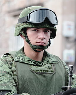 uomo, casco da battaglia, goggle, detenzione, fucile d'assalto, soldato, casco, occhiali, esercito, ritratto, forze armate, militare, governo, uniforme militare, soldato dell'esercito, guardando la fotocamera, copricapo, uniforme, sicurezza, vista frontale, capi di abbigliamento, protezione, una persona, casco militare, 4K, CC0, dominio pubblico, privo di copyright