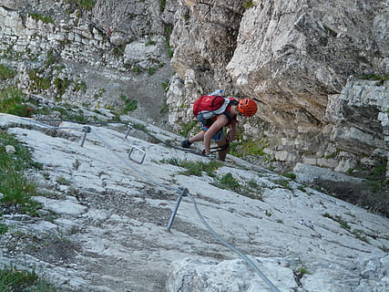 creuar, empinada, descens, escalar, escalada, escalador, bergtour, gira, risc, caminada, exposat, valent, muntanya, rock, vorera, Esports extrems, aventura, esport, a l'aire lliure, homes, rock - object, gent, naturalesa, esport i fitness, un sol home, només homes, una persona, sòlid, activitat d'oci, activitat, persones reals, estils de vida, longitud completa, formació de roca, dia, escalada en roca, dones, cara de roca, Serra, esforç, homes madurs, 2K, CC0, domini públic, lliure de regalies