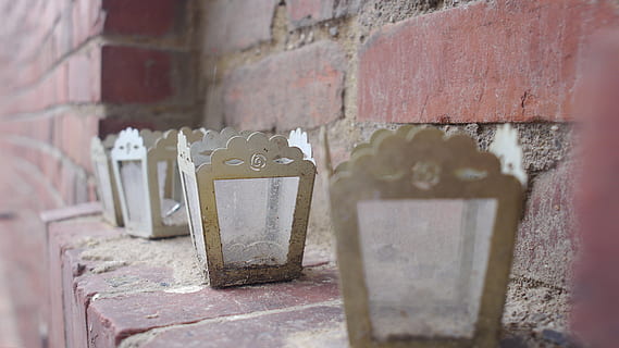Kerze, Backstein, alt, Zuhause, Fenster, rot, Wand, Gebäude, Steinhaus gebaut, Glas, alte Ziegelei, Kamin, Rotbraun, Ziegelwand, Atmosphäre, Risse, keine Leute, Wandbau - Funktion, die Architektur, selektiver Fokus, Nahansicht, gebaute Struktur, draußen, Tag, Metall, Container, Gebäudehülle, verlassen, Kunst, Natur, Ablehnen, Verschlechterung, Antiquität, 4K, CC0, gemeinfrei, lizenzfrei