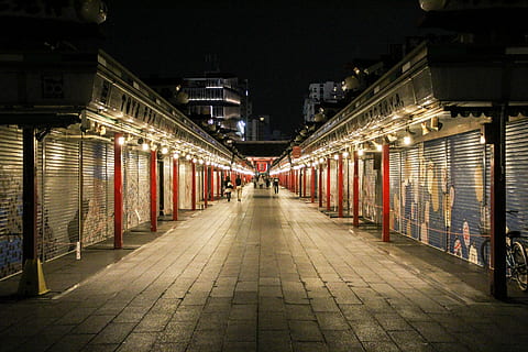 buit, camí, al costat, botigues, rodar, superior, portes, nit, gent, caminar, ciutat, urbà, carrer, llum, edifici, botiga, stripmall, arquitectura, Japó, tokyo, asakusa, il·luminat, el camí a seguir, direcció, estructura construïda, exterior de l'edifici, sendera, equips d’il·luminació, perspectiva decreixent, cap gent, a l'aire lliure, connexió, destinacions de viatge, llambordes, vorera, 5K, CC0, domini públic, lliure de regalies