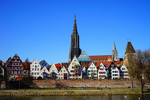Ulm, udsigt, outlook, bymuren, downtown, centrum, byudsigt, ulm katedral, Münster, bygning, dom, by, tårn, kirke, arkitektur, katedral, gammel by, steder af interesse, metzgerturm, Europa, berømte sted, bybilledet, gammel, historie, bygning udvendig, bygget struktur, sted for tilbedelse, religion, himmel, tro, spiritualitet, skyfri himmel, natur, rejsemål, blå, dag, ingen mennesker, Spir, udendørs, rækkehus, 5K, CC0, offentligt domæne, royaltyfrie