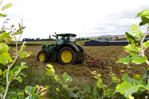 tractor, granja, treball, creixement, naturalesa, terra, planta, camp, agricultura, maquinària agrícola, cel, dia, equipament agrícola, transport, maquinària, paisatge, manera de transport, escena rural, vehicle terrestre, cap gent, cultiu, a l'aire lliure, plantació, 4K, CC0, domini públic, lliure de regalies