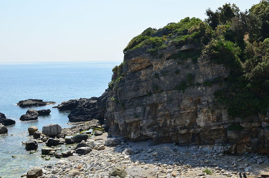 Griechenland, Rock, klettern, touristisch, Natur, Meer, Wasser, solide, Rock - Objekt, Land, Himmel, Strand, Schönheit in der Natur, Tag, Szenen - Natur, Ruhe, klarer Himmel, Horizont über Wasser, Cliff, Felsformation, keine Leute, ruhige Szene, draußen, felsige Küste, erodiert, 4K