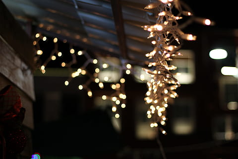 amarillo, luces de cadena, colgando, techo, Navidad, luces, decoración, noche, color, Feliz Navidad, luces de Navidad, adornos, árbol, bokeh, brillo, Madrid, sistemas de iluminación, tumblr, iluminado, celebracion, equipo de iluminación, centrarse en primer plano, vacaciones, nadie, Decoración navideña, arquitectura, planta, árbol de Navidad, estructura construida, al aire libre, ligero, electricidad, 5K, CC0, dominio público, libre de derechos