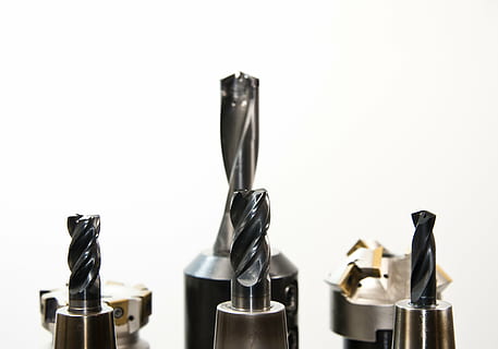 trapano, fresatura, fresatrice, perforazione, strumento, metallo, lavorazione dei metalli, industria, cnc, turno, macchina, macchina cnc, produzione, tornio, Zerspanung, zerspahnen, costruzione di metallo, testa di perforazione, Ingenieurwesen, arrotondamento, meccanica, tecnologia, attrezzatura, acciaio, strumento di lavoro, sfondo bianco, in casa, girato in studio, copia spazio, nessuno, avvicinamento, natura morta, cibo e bevande, contenitore, variazione, scelta, grande gruppo di oggetti, gruppo, di fila, attrezzature domestiche, gruppo di oggetti, utensile da cucina, preparativi, caffettiera, 5K, CC0, dominio pubblico, privo di copyright