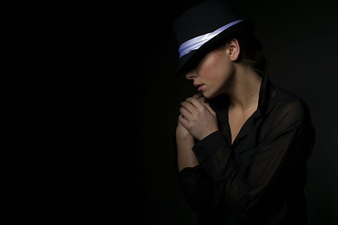 Frau, tragen, schwarz, Hut, langärmelig, oben, Modell-, junges Model, Mode, Exposition, Porträt, Mensch, Fotografie, Gesicht, Damen, Kontakt, Menschen, wunderschönen, jung, Überblick, Ästhetik, Mädchen, Erwachsene, Schönheit, Foto, Haar, die Unschuld, Leidenschaft, Auge, die junge frau, junges Mädchen, Schönheitsmodell, Mode-Shooting, dunkel, Einsamkeit, nur Frauen, Traurigkeit, nur eine frau, eine Person, nur für Erwachsene, Studioaufnahme, schwarzer Hintergrund, junger Erwachsener, drinnen, Emotion, kopieren sie platz, suchen, Kleidung, Betrachtung, Kopfschuss, Taille hoch, schwarze Farbe, Kapuze - Kleidung, 5K, CC0, gemeinfrei, lizenzfrei
