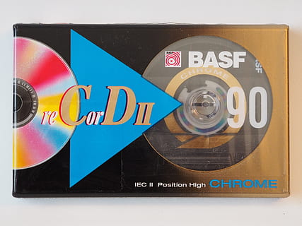 kasete, kompaktā kasete, Walkman, basf, mūziku, analog, ieraksti, ierakstu, magnetofons, magnētiskā josla, spole, pareiza inženierija, beschallung, ierīce, vintage, retro, lente, tehnoloģijas, stereo, ieraksts, vecmodīgi, mp3, tekstu, komunikāciju, rietumu skripts, nav cilvēku, tuvplāns, mākslas kultūra un izklaide, studija, retro stils, telpās, zīme, daudzkrāsains, viens vārds, formas, balts fons, lielais burts, sienu veidošanas funkcija, alfabēts, 4K, CC0, publiskais domēns, bez atlīdzības