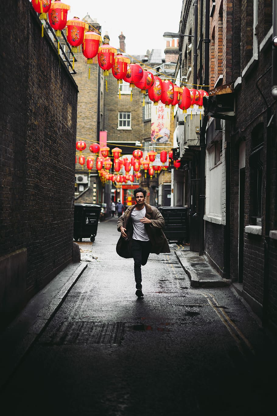 corrent per Chinatown, home, corrent, concret, carreró, llanternes, durant el dia, ciutat, carrer, correr, ràpid, pressa, edifici, llanterna, model, cara, resolució, dslr, càmera, d850, nikon d850, nikon, canviant d'humor, foscor, fosc, arquitectura, exterior de l'edifici, longitud completa, estructura construïda, persones reals, una persona, estils de vida, dia, activitat d'oci, llanterna xinesa, a l'aire lliure, homes, adult, vista del darrere, dones, 5K