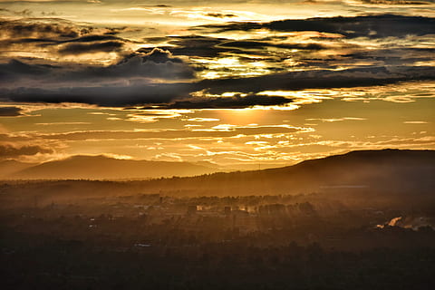 zachód słońca, panoramiczny, krajobraz, świt, zmierzch, Natura, pustynia, wieczór, Chmura, na dworze, płaszczyzna pozioma, piękno natury, scenics - natura, chmura - niebo, niebo, spokój, spokojna scena, środowisko, idylliczny, Góra, żadnych ludzi, kolor pomarańczowy, światło słoneczne, słońce, scena pozamiejska, dramatyczne niebo, majestatyczny, 5K, CC0, domena publiczna, darmowe zdjęcia