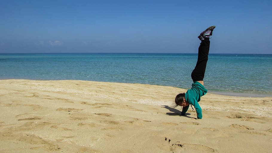 niña, niño, felicidad, jugando, feliz, chica feliz, playa, mar, arena, al aire libre, gente, una persona, verano, vacaciones, deporte, lugares de viaje, naturaleza, cielo, agua, divertido, azul, horizonte sobre el agua, tierra, horizonte, haciendo ejercicio, estilo de vida saludable, belleza en la naturaleza, longitud total, hombres, adulto, actividad de ocio, paisajes - naturaleza, día, parada de manos, brazo humano, 4K