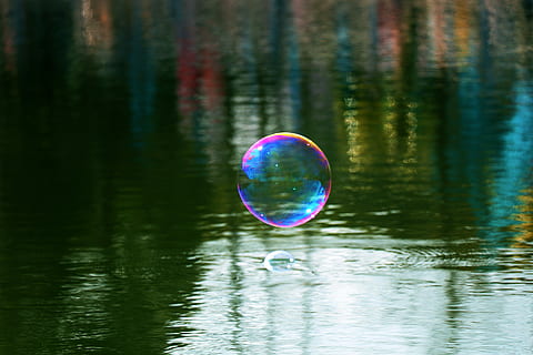 reflexão, águas, natureza, cor, bolha de sabão, lagoa, agua, bolha, vulnerabilidade, ar, fragilidade, beleza na natureza, sabão sud, transparente, lago, dia, ninguém, esfera, focar em primeiro plano, beira-mar, forma, multi colorido, scenics - natureza, ao ar livre, 5K, CC0, domínio público, royalty free