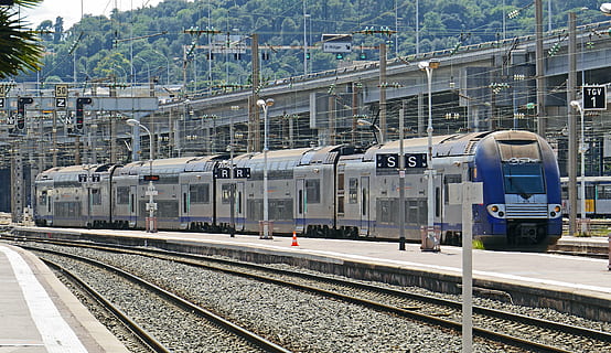 treno regionale, piattaforma, stazione ferroviaria, simpatico, Gleise, percorsi di traffico, segnali, vagoni ferroviari, unità elettrica multipla, locomotiva elettrica, autobus a due piani, traffico regionale, cavalcavia, calcestruzzo, elevato, frecce direzionali, montagna, foresta, porta, stazione centrale, hbf, sud della Francia, Costa Azzurra, traffico ferroviario, ferrovia, trasporto, sncf, Francia, doppelstockzug, auto a due piani, treno, mezzi di trasporto, stazione, viaggio, piattaforma della stazione ferroviaria, modalità di trasporto, modo di trasporto, trasporto ferroviario, traccia, trasporto pubblico, architettura, treno - veicolo, giorno, nessuno, esterno dell'edificio, struttura costruita, all'aperto, città, natura, movimento, veicolo terrestre, in movimento, vagone, arrivo, 4K, CC0, dominio pubblico, privo di copyright