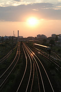 Gleise, tramonto, sembrava, linea ferroviaria, luce del sole, cielo serale, crepuscolo, abendstimmung, rossastro, silhouette, arancia, atmosfera, ferrovia, mezzi di trasporto, trasporto ferroviario, treno - veicolo, nessuno, traccia, cielo, architettura, esterno dell'edificio, colore arancione, struttura costruita, trasporto pubblico, città, natura, vista dall'alto, treno, modo di trasporto, nuvola - cielo, sole, all'aperto, 2K, CC0, dominio pubblico, privo di copyright
