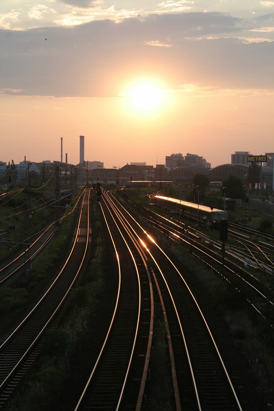 Gleise, tramonto, sembrava, linea ferroviaria, luce del sole, cielo serale, crepuscolo, abendstimmung, rossastro, silhouette, arancia, atmosfera, ferrovia, mezzi di trasporto, trasporto ferroviario, treno - veicolo, nessuno, traccia, cielo, architettura, esterno dell'edificio, colore arancione, struttura costruita, trasporto pubblico, città, natura, vista dall'alto, treno, modo di trasporto, nuvola - cielo, sole, all'aperto, 2K