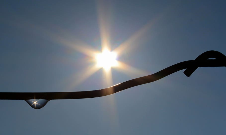 sol, raig de sol, degoteig, duplicació, cable, efecte de llum, cel, llum, llum solar, sol de matí, flare de la lent, cap gent, vista d’angle baix, naturalesa, a l'aire lliure, bellesa a la natura, dia, silueta, assolellat, cel clar, brillant, tranquil·litat, primer pla, aigua, escenics - natura, centrar-se en primer pla, lluminós, 2K