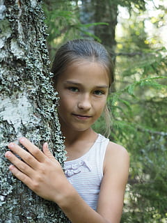 dziewczynka, las, Natura, drzewo, Model, ręce, oczy, sesja zdjęciowa, styl, postawa, kobiece dłonie, portret, zbliżenie, dziecko, na dworze, uśmiechnięty, dziewczyny, dzieciństwo, kaukaskie pochodzenie etniczne, jedna osoba, dzień, pora dnia, kolorowy obraz, tylko jedna dziewczyna, roślina, prawdziwi ludzie, pnia drzewa, spędzania wolnego czasu, bagażnik samochodowy, kobiety, styl życia, wylądować, przedni widok, skupić się na pierwszym planie, niewinność, fryzura, dziecko przed dorastaniem, 4K, CC0, domena publiczna, darmowe zdjęcia