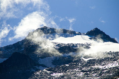 aneto, paisaje, montaña, invierno, nieve, montañas, panorama, ver, naturaleza, pico de la montaña, al aire libre, scenics, belleza en la naturaleza, paisajes - naturaleza, cielo, ambiente, nube - cielo, temperatura fría, nadie, cordillera, rock, día, escena no urbana, luz del sol, tranquilidad, Montaña cubierta de nieve, poder en la naturaleza, 4K, CC0, dominio público, libre de derechos