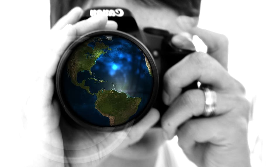 fotografia macro, home, càmera dslr, pantalla de lent de globus, escala de grisos, foto, persona, càmera, dona, mà, lent, terra, globus, Amèrica, EUA, Amèrica Llatina, europa, Àfrica, internacional, fotògraf, digital, noia, tecnologia, tir, enregistrament, fotografia, femella, pel·lícula, Notícies, periodista, reportatge, món, càmera - equip fotogràfic, gent, celebració, una persona, dones, femelles, lent - instrument òptic, fotografiar, adult, aficions, temes de fotografia, adult jove, ètnia caucàsica, mirant, part del cos humà, mà humana, planeta terra, fons blanc, negocis, globus: objecte creat per l'home, espai, esfera, part del cos, a l'interior, planeta - espai, primer pla, naturalesa, tir de l'estudi, reflexió, persona irreconeixible, dit, comunicacions globals, 2K