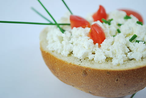 salat, serveret, Brun, skål, flødeost, ost, tomat, rød, mad, en sandwich, morgenmad, mad og drikke, sund kost, tæt på, fisk og skaldyr, klar til at spise, dessert, frugt, velvære, ingen mennesker, sød, fokus på forgrunden, ris - madvarer, ris, friskhed, indendørs, studio skud, overbærenhed, mejeriprodukt, sødt mad, japansk mad, pynt, fristelse, porcelæn, 4K, CC0, offentligt domæne, royaltyfrie