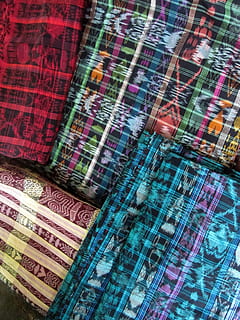 Guatemala, tessuto, ikat, design, stoffa, struttura, modello, tessile, indigeno, fatto a mano, colorato, viaggio, cultura, americano, ispanico, intrecciata, luminosa, nessuno, multicolore, sfondi, vista dall'alto, fotogramma intero, in casa, avvicinamento, finanza, grande gruppo di oggetti, arte e artigianato, attività commerciale, pila, comunicazione, abbondanza, giorno, natura morta, ricchezza, testo, 4K, CC0, dominio pubblico, privo di copyright