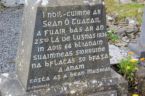 gaelic, irlandia, Irlandczyk, kultura celtycka, celtycki, Irlandia, kultura, kamień, nagrobek, dziedzictwo, mogiła, cmentarz, religijny, tekst, dzień, żadnych ludzi, rock - obiekt, porozumiewanie się, memoriał, pismo zachodnie, solidny, historia, znak, przeszłość, zbliżenie, podróżować, materiał kamienny, znak informacyjny, Informacja, na dworze, wiadomość, 5K, CC0, domena publiczna, darmowe zdjęcia