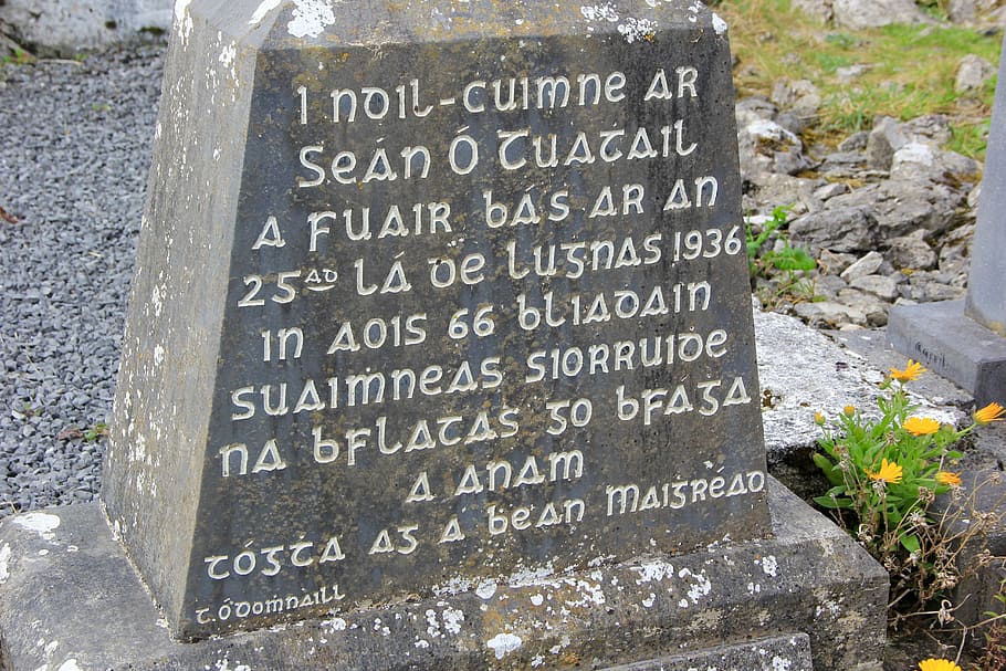 gaèlic, irlanda, irlandès, celta, cultura, gaelic, Irlanda, celta, cultura, pedra, làpida, patrimoni, tomba, cementiri, religiós, text, dia, cap gent, rock - object, comunicació, memorial, guió occidental, sòlid, història, signe, el passat, primer pla, viatjar, material de pedra, signe d'informació, informació, a l'aire lliure, missatge, 5K