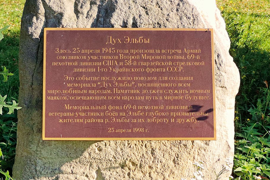 placa commemorativa, torgau, elbe, saxònia, rus, EUA, lloc famós, signe, text, guió occidental, comunicació, dia, a l'aire lliure, centrar-se en primer pla, informació, cap gent, guió, script no occidental, signe d'informació, primer pla, planta, orientació, naturalesa, llum solar, vista d’angle alt, tomba, pissarra, cementiri, missatge, 4K