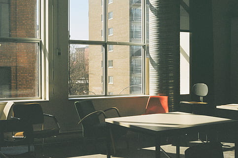 vide, chaises, les tables, la fenêtre, jour, blanc, en bois, Haut, bureau, noir, Orange, pièce, école, classe, apprentissage, conception, les fenêtres, des pipes, évents, travail, table, à l'intérieur, chaise, journée, personne, La technologie, fermer, siège, absence, meubles, lumière du soleil, verre - matériel, transparent, restaurant, architecture, la nature, affaires, café, réglage, cadre de fenêtre, 2K