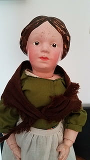 erudito, muñeca, madera, adentro, representación, niño, infancia, mirando a la cámara, retrato, vista frontal, Fondo blanco, una persona, ropa, foto de estudio, linda, peluche, representación humana, juguete, cintura para arriba, inocencia, bufanda, ropa de abrigo, 4K, CC0, dominio público, libre de derechos