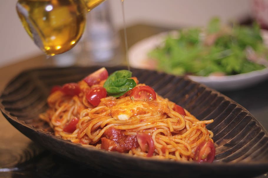 Spaghetti nach italienischer Art, oben, Olive, Öl, Italienisch, Stil, Spaghetti, Olivenöl, Lebensmittel, Pasta, Mahlzeit, Teller, Abendessen, Gourmet, Geschirr, Tomate, Gemüse, gekocht, Mittagessen, Nahansicht, Essen und Trinken, pikante Soße, Frische, Restaurant, Kochen, Bolognese-Sauce, Basilikum, rot, Fokus auf den Vordergrund, drinnen, italienisches Essen, fertig für den Verzehr, gesundes Essen, selektiver Fokus, asiatisches Essen, keine Leute, Fleisch, Schüssel, Wohlbefinden, japanisches Essen, Kraut, Glas, Garnierung, 1080P