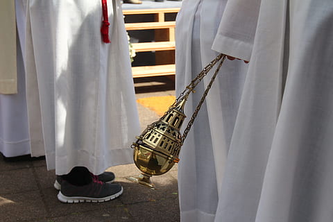 Chiesa, incenso, massa elevata, strumento musicale, musica, tenda, cultura artistica e intrattenimento, attrezzatura musicale, giorno, capi di abbigliamento, in casa, architettura, in piedi, nessuno, Colore bianco, sospeso, chitarra, tessile, prestazione, sezione bassa, 5K, CC0, dominio pubblico, privo di copyright