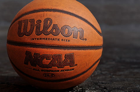 wilson ncaa basketball, schwarz, Tafel, Fotografie, braun, Basketball, Wilson, Ball, Band, Asphalt, Nahansicht, einzelnes Objekt, orange Farbe, Sport, Basketball - Sport, Fokus auf den Vordergrund, Mannschaftssport, Basketball Ball, keine Leute, amerikanischer Fußball - Ball, Kugel, drinnen, amerikanischer Fußball - Sport, Muster, Text, Tag, westliche Schrift, texturiert, 4K, CC0, gemeinfrei, lizenzfrei