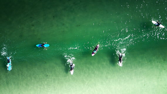 aèria, foto, cos, aigua, posta de sol, surfista, surf, oceà, onades, mar, esport, recreació, taula de surf, aventura, tropical, viatjar, estiu, Hawaii, paradís, cel, núvols, surfistes, color verd, naturalesa, dia, fons, marc complet, cap gent, bellesa a la natura, nedar, a l'aire lliure, grup de persones, activitat d'oci, persones reals, gent, persona irreconeixible, esport aquàtic, homes, moviment, sota l'aigua, estils de vida, vista d’angle alt, 4K, CC0, domini públic, lliure de regalies