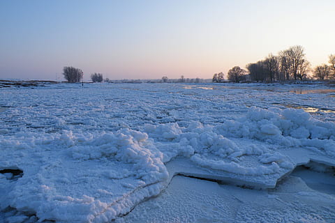 vinter, indtryk, vinterlige, sne, kold, vinterindtryk, vinter magi, snedækket, isflokke, flod, Frosset, kold temperatur, is, natur, himmel, skønhed i naturen, scenics - natur, vand, hvid farve, ingen mennesker, rolig scene, ro, miljø, træ, landskab, plante, dag, udendørs, frosset vand, 4K, CC0, offentligt domæne, royaltyfrie