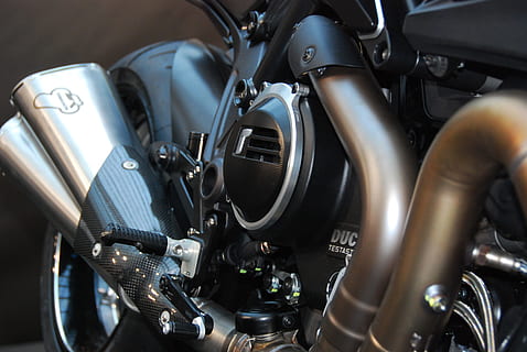 silenziatore grigio per moto, ducati, Diavel, motociclo, il motore, scarico, tecnologia, veicolo a due ruote, moto, veicolo, macchina, brillante, nero, metallo, avvicinamento, vista laterale, ciclomotore, compagni, auto, modo di trasporto, mezzi di trasporto, motore, veicolo a motore, veicolo terrestre, veicolo aereo, aereo, nessuno, tachimetro, in casa, giorno, motorsport, parte del veicolo, gara sportiva, messa a fuoco selettiva, color argento, lusso, 4K, CC0, dominio pubblico, privo di copyright
