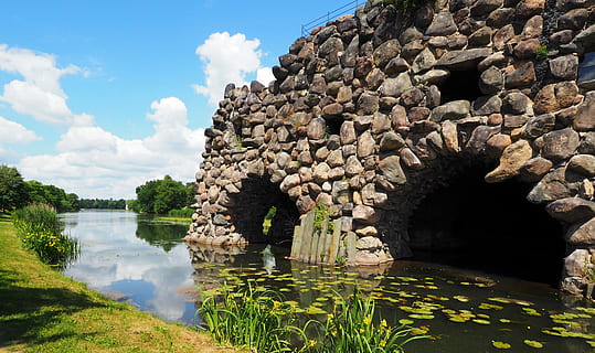 maison, arbre, malheur, nuage - ciel, ciel, journée, la nature, en plein air, personne, eau, architecture, beauté dans la nature, plante, structure construite, réflexion, tranquillité, rivière, Destinations de voyage, Roche, solide, paysages - nature, lumière du soleil, pont en arc, 4K, CC0, domaine public, libre de droits