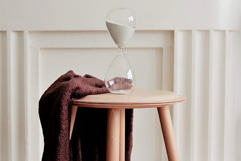 chiaro, clessidra, beige, di legno, sgabello, tavolo, moderno, minimalista, casa, in casa, tempo, Timer, nessuno, Scadenza, orologio, terra, sabbia, strumento del tempo, natura, tenda, conto alla rovescia, vetro - materiale, singolo oggetto, legno - materiale, strumento di misura, 1080P, CC0, dominio pubblico, privo di copyright