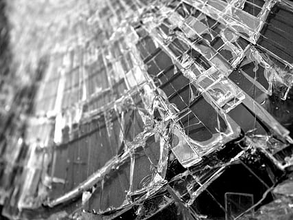 grijstinten, dichtbij, fotografie, verpletterd, glas, venster, barsten, scherf, gebroken, glasbreuk, gebouw, oud, door te kijken, breuk, patroon, architectuur, glasschade, schade, ongeval, geen mensen, beschadigde, detailopname, volledig kader, dag, achtergronden, buitenshuis, ingebouwde structuur, focus op de voorgrond, buitenkant van het gebouw, glas - materiaal, tegenslag, gebarsten, gebroken glas, natuur, selectieve aandacht, geruïneerd, breken, gesloopt, 4K, CC0, publiek domein, royaltyvrij
