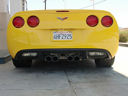 corvetta, auto, velocità, corvetta gialla, auto sportiva, strada, settore automobilistico, gara, giallo, motorsport, California, modo di trasporto, veicolo terrestre, mezzi di trasporto, nessuno, testo, veicolo a motore, stazionario, giorno, Taxi, sceneggiatura occidentale, trasporto pubblico, all'aperto, città, viaggio, autobus, comunicazione, scuolabus, 2K, CC0, dominio pubblico, privo di copyright