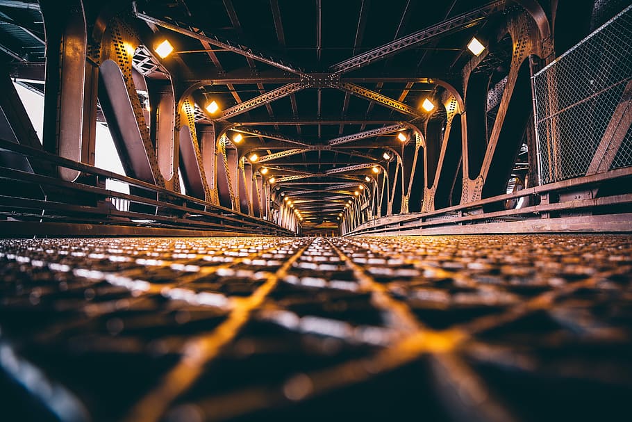 Chicago City Street Bridge, Brun, metal jernbanesystem, bro, stål, struktur, nat, mørk, belyst, arkitektur, bro - menneskeskabt struktur, forbindelse, vejen frem, retning, transportmidler, bygget struktur, faldende perspektiv, ingeniørarbejde, belysningsudstyr, hængebro, metal, rejsemål, rækværk, natur, by, overflade niveau, udendørs, lys, 5K