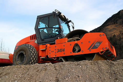 voertuig, rollen, enkele trommelrol, bouwmachine, wegenbouw, verdichting, machine, technologie, werk, werk machine, plaats, aarde constructie roller, hamm, hamm 3414, vervoer, wijze van transport, hemel, landvoertuig, industrie, machinerie, bouwindustrie, Oranje kleur, vrachtauto, bouwmachines, dag, een persoon, natuur, rood, buitenshuis, land-, wolk - lucht, veiligheid, bescherming, bezetting, bouwuitrusting, verantwoordelijkheid, industrieel materiaal, 5K, CC0, publiek domein, royaltyvrij