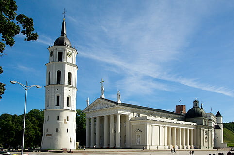 beyaz, beton, katedral, mavi, gökyüzü, gündüz, litvanya, Vilnius, katedral, vilnius, mimari, dış yapı, yapılı yapı, insansız, gün, bina, kule, din, inanç, doğa, tinsellik, seyahat yerleri, düşük açılı görünüş, ibadethane, seyahat, kubbe, turizm, açık havada, mimari sütun, helezon, hükümet, 2K, CC0, kamu malı, telif ücretsiz