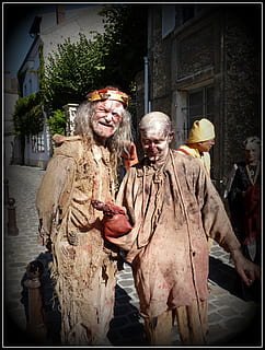 maquillage, médiéval, chiffon, Vrais gens, architecture, souriant, extérieur du bâtiment, permanent, personnes, Hommes, structure construite, adulte majeur, regarder la caméra, modes de vie, journée, deux personnes, femmes âgées, vue de face, ville, adulte, transfert d'impression, hommes seniors, mâles, en plein air, 2K, CC0, domaine public, libre de droits