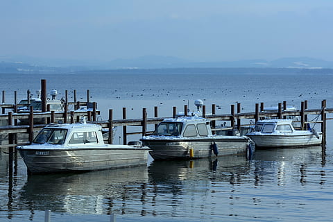 Winter, Netz, See, Wasser, Promenade, Boote, Chiemsee, Seebrücke, Anlegesteg, winterlich, eisig, kalt, Wasserfahrzeug, Hafen, Meer, Natur, Transportmittel, Transport, festgemacht, Himmel, Reflexion, Ufergegend, keine Leute, die Architektur, Tag, gebaute Struktur, Stadt, Ruhe, verankert, Fischereiindustrie, Yacht, Yachthafen, Passagierfahrzeuge, 4K, CC0, gemeinfrei, lizenzfrei