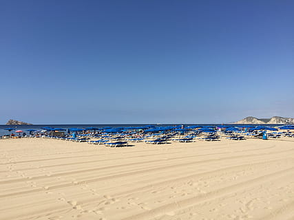 benidorm, lehátka, pláž, písek, letní, opalování, costa blanca, středomoří, moře, voda, přistát, nebe, scenics - příroda, horizont nad vodou, horizont, modrý, krása v přírodě, čisté nebe, kopie prostor, Příroda, klidné scény, klid, den, výlet, prázdnin, nikdo, venku, 2K, CC0, veřejná doména, bez autorských práv