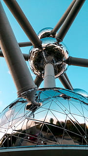 stříbrné barvy, kulové, struktura, připojený, šedá, potrubí, modrý, nebe, fotografie červí oko pohled, atomium mezník, budova, architektura, kupole, zrcadlově, odraz, nízký úhel pohledu, den, čisté nebe, Příroda, kov, nikdo, leteckého vozidla, venku, slunečního světla, průmysl, stavba, cestovat, technologie, letoun, přeprava, destinace, letecký a kosmický průmysl, 4K, CC0, veřejná doména, bez autorských práv