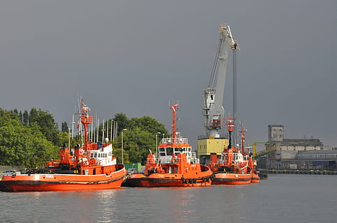 navio, rastreador, porta, mar, indústria petrolífera, embarcação náutica, ninguém, refinaria de óleo, estrutura construída, agua, transporte, céu, arquitetura, indústria, natureza, exterior do edifício, modo de transporte, geração de combustível e energia, ao ar livre, beira-mar, o negócio, máquinas, refinaria, 4K, CC0, domínio público, royalty free