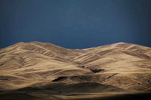 orizzonte, collina del deserto, Marrone, colline, blu, cielo, digitale, sfondo, collina, ombra, rurale, desolato, Montana, cielo scuro, contrasto, paesaggio, scenics - natura, ambiente, deserto, terra, nessuno, la tranquillità, sabbia, natura, scena tranquilla, scena non urbana, bellezza nella natura, clima, clima arido, cielo sereno, geografia fisica, montagna, duna di sabbia, all'aperto, 5K, CC0, dominio pubblico, privo di copyright