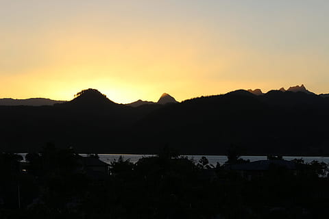 Sonnenuntergang, Wasserblick, Abend, Berg, Himmel, Szenen - Natur, Schönheit in der Natur, Wasser, Silhouette, Natur, Gebirge, Ruhe, keine Leute, ruhige Szene, Pflanze, orange Farbe, die Architektur, idyllisch, Umgebung, Baum, draußen, romantischer Himmel, 5K, CC0, gemeinfrei, lizenzfrei